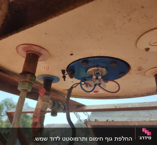 חלק תחתון של דוד שמש עם צינורות וחיבורים